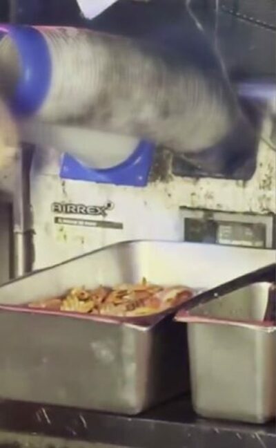 韓国・有名キッチンカーなのに…料理に襲い掛かる「真っ黒な汚れ」