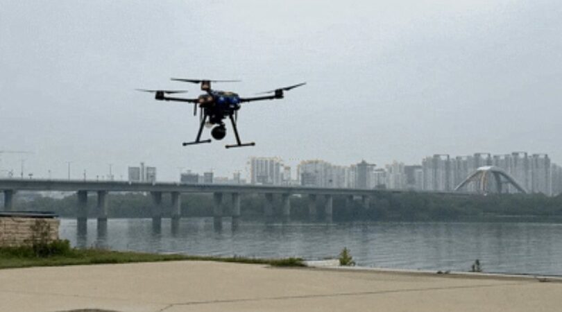 ソウル・汝矣島漢江公園で飛行する熱感知カメラ搭載ドローン(c)NEWSIS