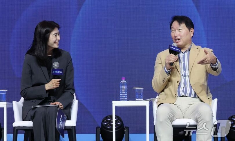 2025年7月18日、対談するチェ・テウォン（崔泰源）韓国商工会議所会頭（右）とカカオ代表理事のチョン・シンア氏＝大韓商工会議所提供(c)news1