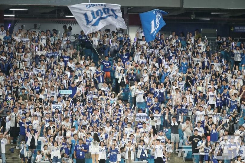 8月23日午後、大邱のサムスンライオンズパークでゲームを観戦するファンら(c)news1