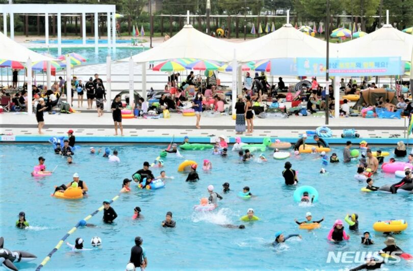 昨年8月7日、ソウルの漢江（ハンガン）公園のプールで水遊びをする市民ら(c)NEWSIS