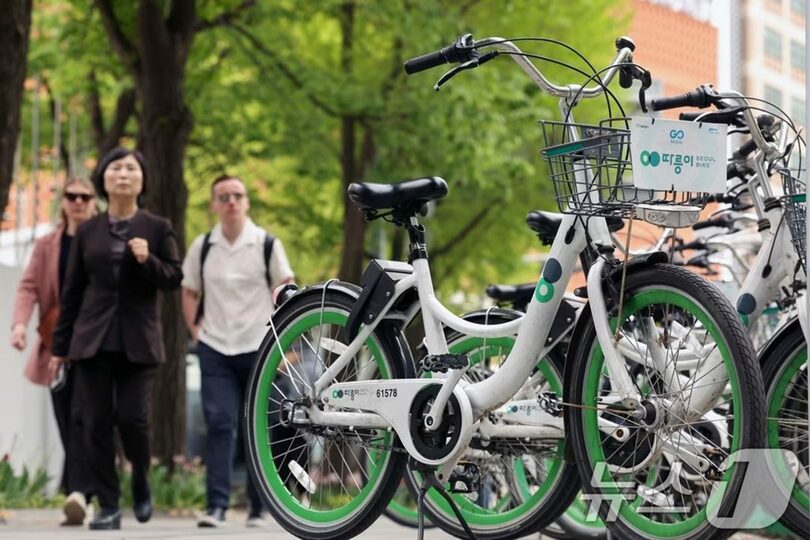 自転車利用の活性化を目的に政府が指定した「自転車の日」の4月22日、ソウル市内に並ぶ公共自転車「タルンイ」(c)news1