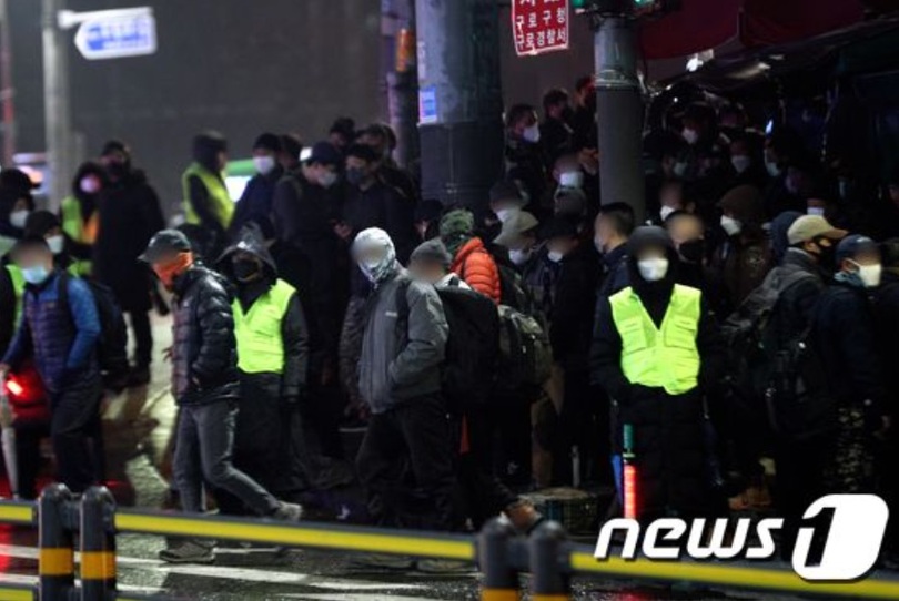 南九老駅近隣の寄せ場で仕事を求める日雇い労働者ら(c)news1