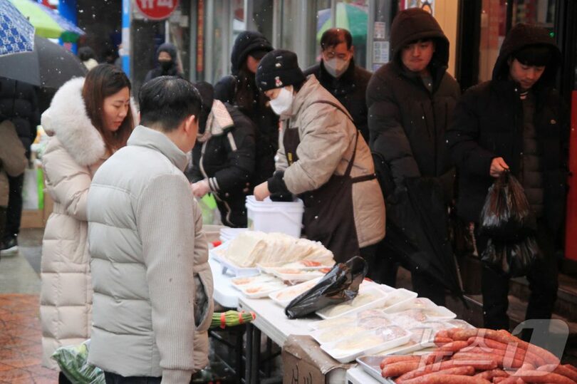 27日午後、大林中央市場で、ある男性が餃子を買うために待っている(c)news1