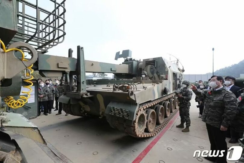 K-10弾薬運搬装甲車の弾薬再補給デモ(c)news1