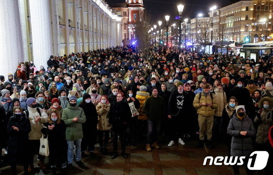 ロシア・サンクトペテルブルクで2月24日、ウクライナ戦争に反対するデモが展開されている(c)ロイター=news1