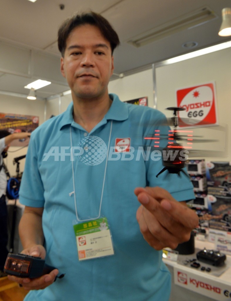 ヘリコプター式電光掲示板？「ネオンメッセンジャー」