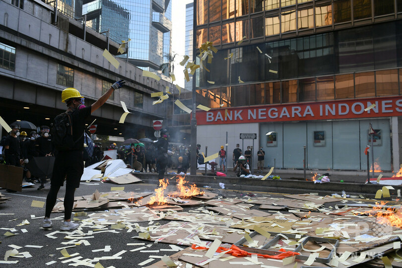 香港で警察が実弾発砲、抗議デモ参加者の胸部に当たる