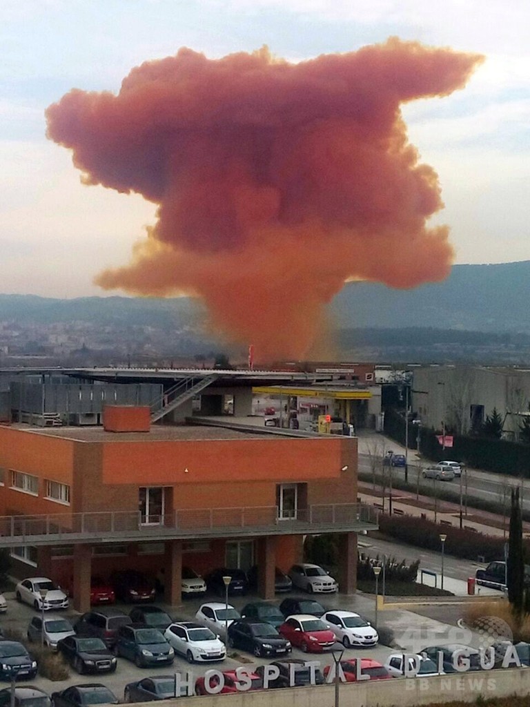 倉庫で爆発 オレンジ色の有毒な煙が空に スペイン 写真1枚 国際ニュース Afpbb News