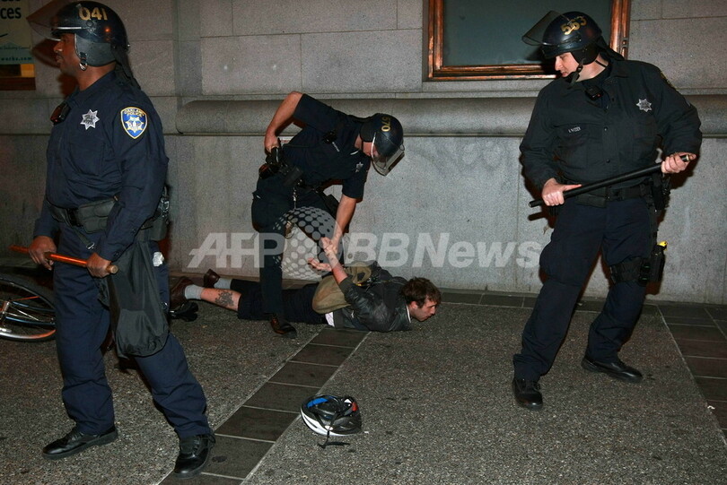 米地下鉄駅で白人警官が黒人男性を射殺、容疑者を殺人で逮捕 写真11枚 国際ニュース：afpbb News