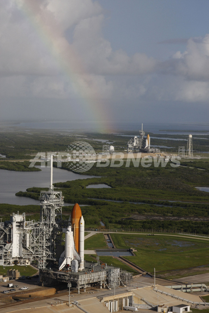 スペースシャトル2機、並んで発射台にお目見え