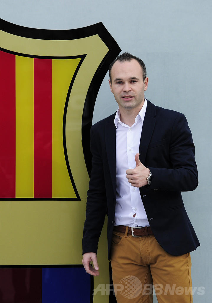 バルセロナのイニエスタ、2018年までの契約延長で正式サイン