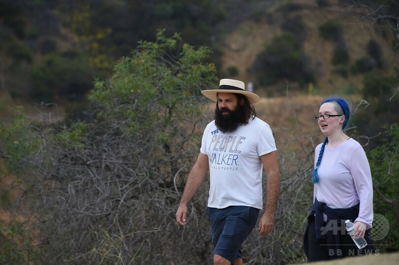 ドッグウオーカーならぬ人間ウオーカーがLAで人気 都会の孤独解消にも