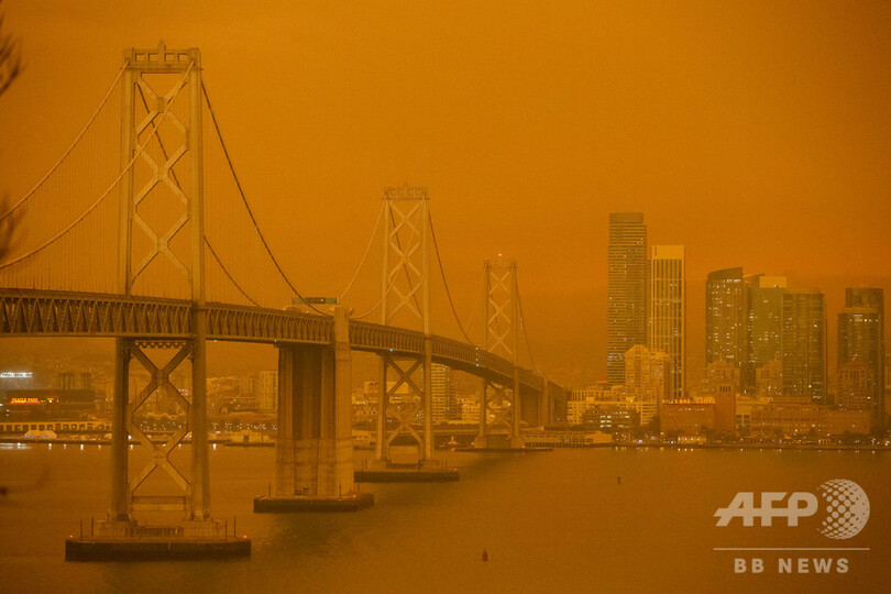 オレンジ色に染まる空、米西部山火事 住宅数百戸焼失