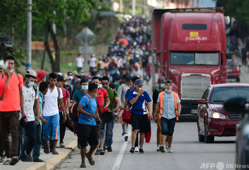 ホンジュラスから米国目指す、移民ら4500人 グアテマラ入り