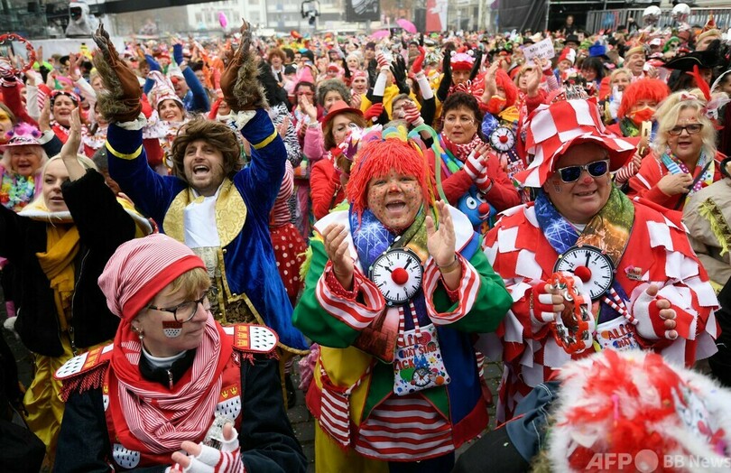 ドイツ西部ケルンでカーニバルの開幕を祝う人々（2021年11月11日撮影）。(c)Ina FASSBENDER / AFP