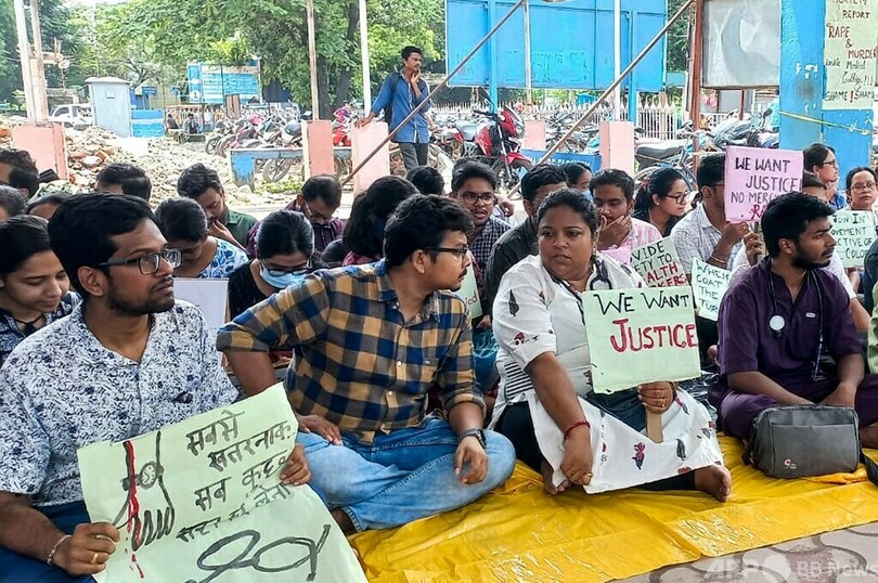 研修医が勤務先で強姦・殺害される、医師らが抗議のスト インド インド・シリグリで、コルカタの研修医が強姦された上で殺害された事件に抗議する医師や医療従事者(2024年8月12日撮影)。(c)DIPTENDU DUTTA / AFP