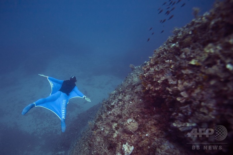 海中を自由自在に 飛ぶ 翼 新型ウエットスーツ登場 モナコ 写真15枚 国際ニュース Afpbb News