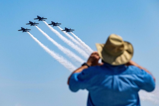 米海軍士官学校卒業式 「ブルーエンジェルス」がお祝い 写真20枚