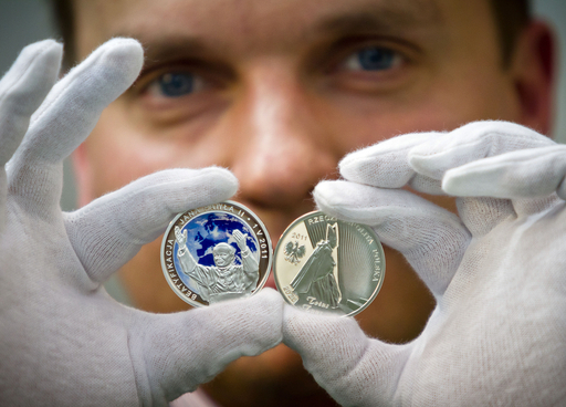 故ヨハネ・パウロ2世の列福記念硬貨、ポーランド 写真4枚 国際ニュース