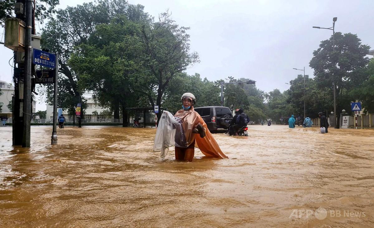 ベトナムで豪雨、フエ市冠水 24時間降水量最大1700ミリ 写真2枚 国際