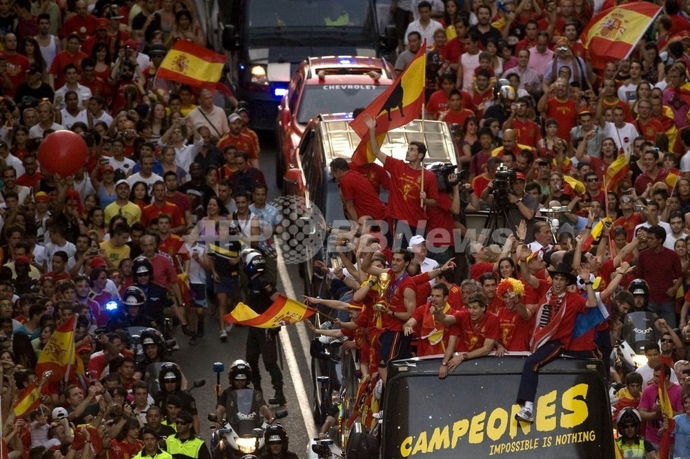 W杯優勝のスペイン代表、マドリードで凱旋パレード 数十万人が祝福