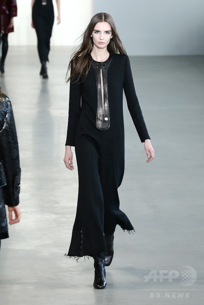 フェミニンさを併せ持つ強い女性をイメージ、「カルバン クライン コレクション」15/16年秋冬