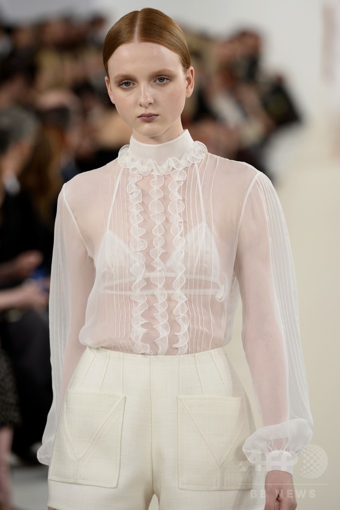 「ヴァレンティノ」、白一色のオートクチュール発表