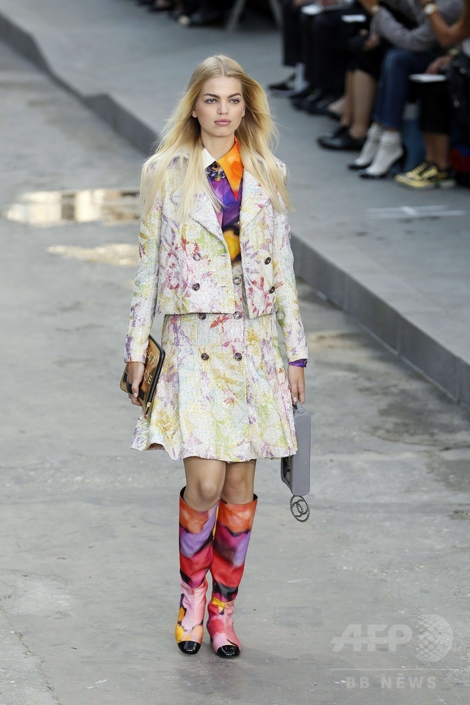 「戦争ではなくファッションを創ろう！」モデルらがデモ行進、「シャネル」15年春夏