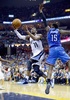 13-14NBAプレーオフ1回戦（7回戦制）、メンフィス・グリズリーズ（Memphis Grizzlies）対オクラホマシティ・サンダー（Oklahoma City Thunder）。オクラホマシティ・サンダーのレジー・ジャクソン（Reggie Jackson、右）のブロックをかわして得点を狙うメンフィス・グリズリーズのマイク・コンリー（Mike Conley、2014年4月26日撮影）。(c)AFP/Getty Images/Andy Lyons
