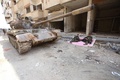 シリア政府軍が包囲してきたシリア・ダラヤに止まった戦車の近くで休憩する政府軍の兵士ら（2016年8月26日撮影）。(c)AFP/Youssef KARWASHAN