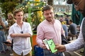 オランダ・アムステルダムのレストラン前で、新型コロナウイルスワクチン接種や陰性の証明に使われるパスを提示する客（2021年9月25日撮影）。(c)Evert Elzinga / ANP / AFP