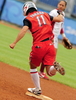 5回裏に逆転2点本塁打を放ちガッツポーズで塁を回る日本の山田恵里（%%Eri Yamada%%）。（2008年8月17日撮影）(c)AFP/Frederic J. BROWN