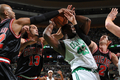 09-10NBA、ボストン・セルティックス（%%Boston Celtics%%）対シカゴ・ブルズ（%%Chicago Bulls%%）。試合はブルズが96-83でセルティックスを下し、3連勝した。写真はブルズのディフェンスに囲まれるセルティックスのケンドリック・パーキンス（%%Kendrick Perkins%%、右2）。（2010年1月14日撮影）(c)AFP/Getty Images/NBAE/Brian Babineau