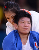 ロンドン五輪、柔道女子70キロ級準々決勝。中国の陳飛（Chen Fei、チェン・フェイ、手前）と対戦する日本の田知本遥（Haruka Tachimoto、2012年8月1日撮影）。(c)AFP/FRANCK FIFE