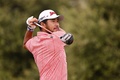 男子ゴルフの今季メジャー第3戦、全米オープン選手権2日目。17番でティーショットを打つ松山英樹（2023年6月17日撮影）。(c)Ross Kinnaird/Getty Images/AFP