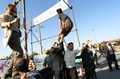 イラン北東部マシャド（Mashhad）で、絞首刑に処された直後に免罪された男を助けようと支える当局者ら（2013年5月8日公開）。(c)AFP/MEHR NEWS