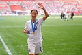 女子サッカーW杯カナダ大会・決勝、米国対日本。試合後の歓声に応える米国のカーリー・ロイド（2015年7月5日撮影）。(c)AFP/Getty Images/Kevin C. Cox