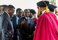 ジンバブエの首都ハラレで、大学の卒業式の会場に到着したロバート・ムガベ大統領（2017年11月17日撮影）。(c)AFP