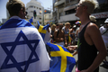 イスラエルのテルアビブ（Tel Aviv）で10日、毎年恒例のゲイ・プライド・パレード（Gay Pride Parade）が開かれ、数万人が集まった（2011年6月10日撮影）。(c)AFP/DAVID BUIMOVITCH