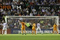 13-14スペイン1部リーグ第34節延期分、レアル・バジャドリード（Real Valladolid）対レアル・マドリード（Real Madrid）。レアル・バジャドリードのウンベルト・オソリオ・ボテージョ（Humberto Osorio Botello）に得点を許すレアル・マドリードのGKイケル・カシージャス（Iker Casillas、中央、2014年5月7日撮影）。(c)AFP/CESAR MANSO