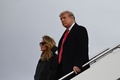 米大統領専用機「エアフォースワン」でメリーランド州のアンドリュース空軍基地に到着したドナルド・トランプ大統領（右）と妻のメラニア氏（2020年12月31日撮影）。(c) ANDREW CABALLERO-REYNOLDS / AFP