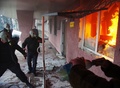ウクライナ東部ゴルロフカ（Gorlivka）の警察署を襲撃する親ロシア派の活動家ら（2014年4月14日撮影）。(c)AFP/ALEXEY KRAVTSOV