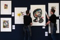英ロンドンで、チャリティーオークションにかけられる予定のジョアン・ミロの絵画を並べる、ギャラリーのスタッフ（2016年5月17日撮影）。(c)AFP/JUSTIN TALLIS