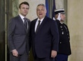 フランス・パリのエリゼ宮（大統領府）でハンガリーのオルバン・ビクトル首相（右）を出迎えるエマニュエル・マクロン仏大統領（2023年3月13日撮影）。(c)Ludovic MARIN / AFP