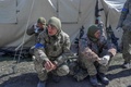 ウクライナ南部ミコライウでロシア軍に爆撃された士官学校付近に集まったウクライナ兵（2022年3月19日撮影）。(c)BULENT KILIC / AFP
