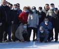 新疆ウイグル自治区の市民が、お手製の道具でカーリングを体験（2022年2月18日撮影）。(c)CNS/苟継鵬