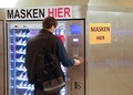 ドイツ首都ベルリンで、自動販売機でマスクを購入する人（2020年4月27日撮影）。(c)Odd ANDERSEN / AFP