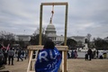 米首都ワシントンの連邦議会議事堂前に集まったドナルド・トランプ大統領の支持者ら（2021年1月6日撮影）。(c)ANDREW CABALLERO-REYNOLDS / AFP
