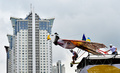 ウクライナの首都キエフ（Kiev）で2日、レッドブル（Red Bull）が主催する自作人力飛行機の大会「レッドブル・フライトデー」が実施された。大会には約35チームが参加し、思い思いに手作りしたユニークな人力飛行機で、水めがけて飛び込んだ。

写真は離陸する瞬間の飛行機（2013年6月2日撮影）。(c)AFP/SERGEI SUPINSKY